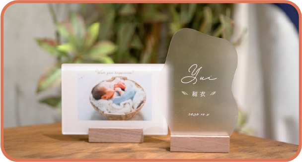 アクリルネームプレートとフォトアクリルが二つ並んでいる写真