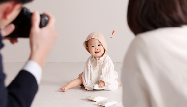 一升米リュックを背負った赤ちゃんが写真を撮られている