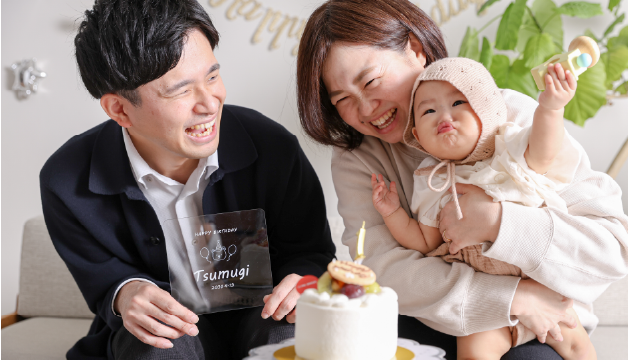 家族と一緒にお祝いをしている赤ちゃん